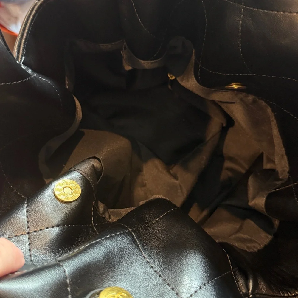 Quilted Black Leather Shoulder Bag with Gold Chain Accent - Picture 5 of 7